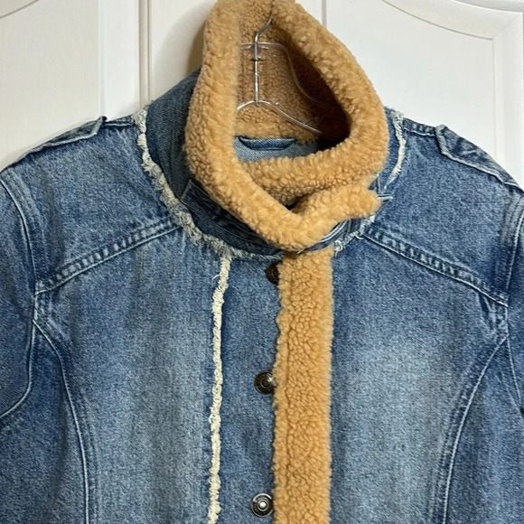 NWT women’s FREE PEOPLE blue denim jacket with faux fur trim size small - Picture 2 of 9